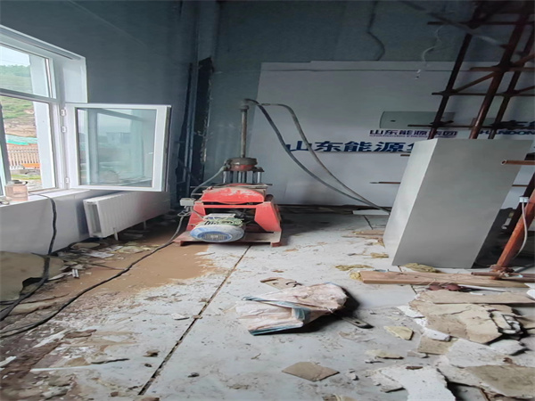 郊区地基基础下沉墙体裂缝加固注浆顶升施工